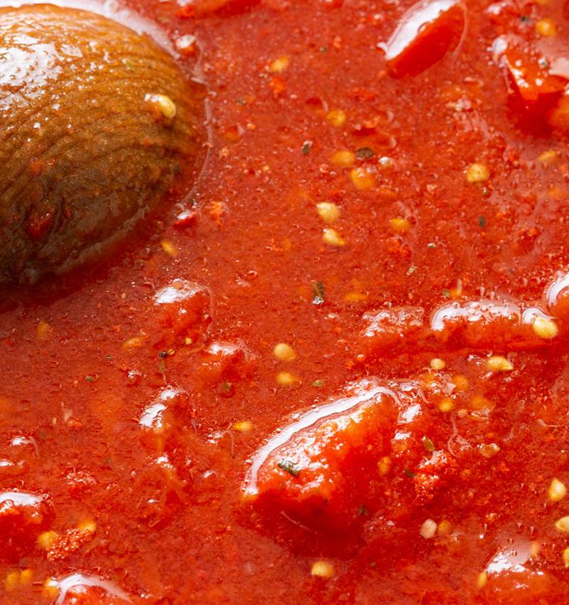 Spicy tomato sauce: how to make it at home with Pomì