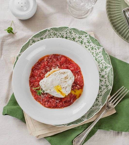 Uova in camicia su pane integrale, salsa di pomodoro e pecorino