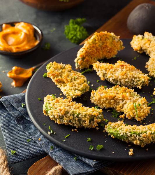 Avocado impanato croccante con salsa di pomodoro