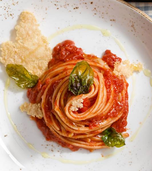 Linguine al pomodoro con cialdine di parmigiano e basilico fritto