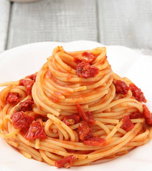 Pasta con sugo ai pomodori secchi