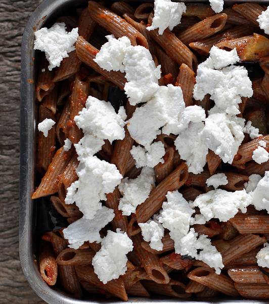 Pennette nere gratinate alla Sicliana con ricotta di capra